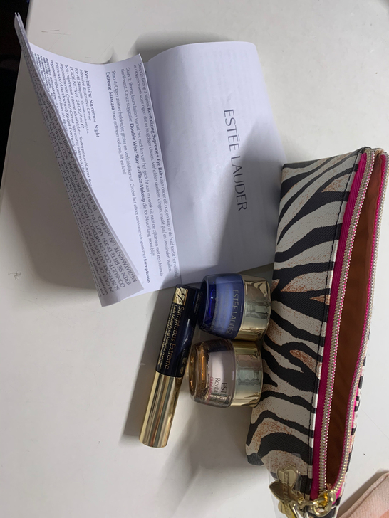 加拿大免税店买面霜送的。雅诗兰黛胶原霜正品...