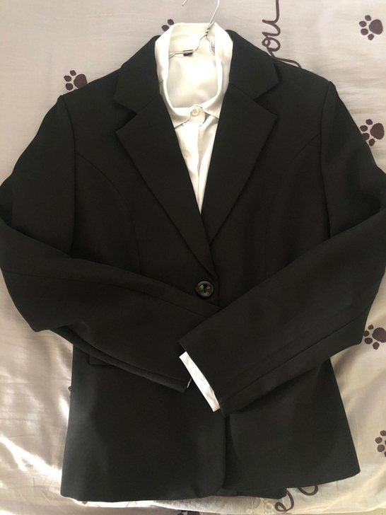 女生正装一套,几乎全新,就穿过两三次,衬衣...