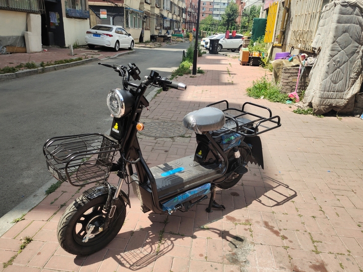 小刀爱顺电动车，不含电池。六月20入手，骑...