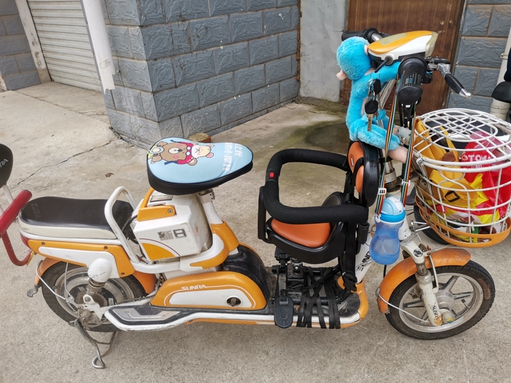 出售新日电动车一辆,九成新,一千块钱