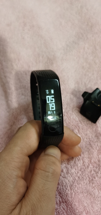 荣耀手环3,买回来戴过几次,买了好几个手环...
