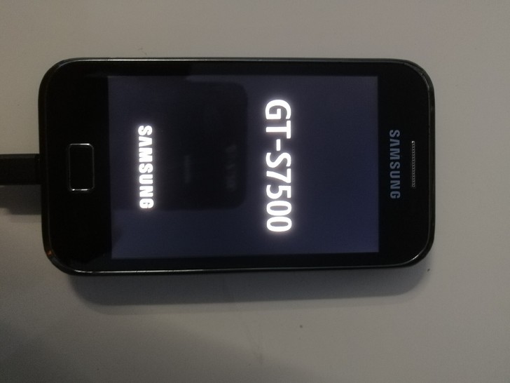 三星gt-s7500手机，参数请百度。成色...