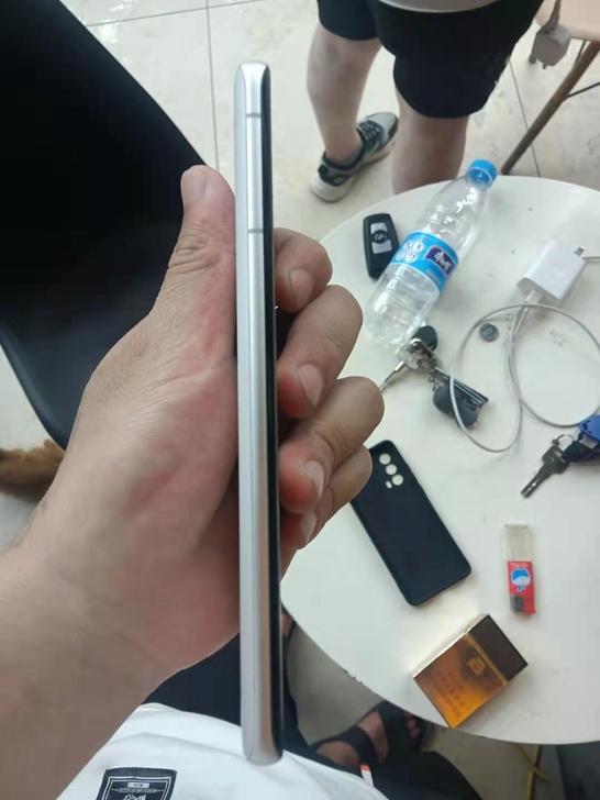 魅族18  8＋128  还在保 坐上角外...