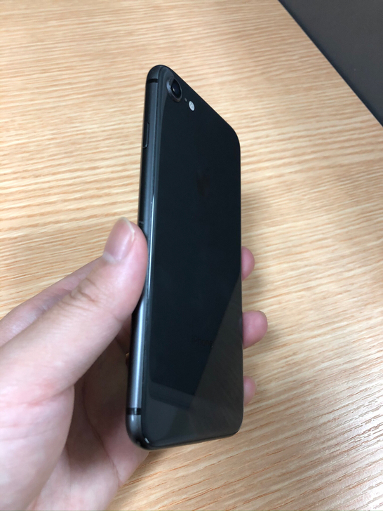 出自用苹果8一个，外观至少9新吧，很近仔细...