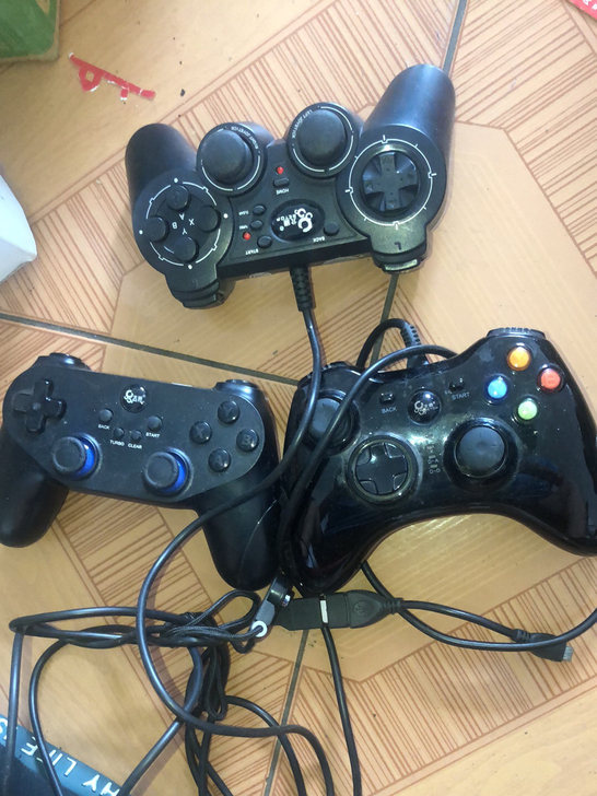 一个无线游戏鼠柄，两个有线的，都是大牌子北...