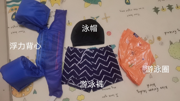 儿子去年的游泳装备，今年长胖用不了