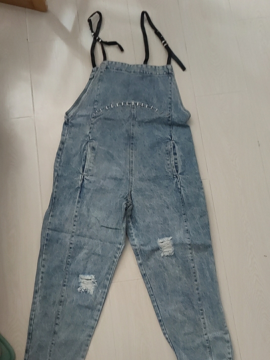 全新破洞 背带裤吊牌在，浅色牛仔裤好看。百...