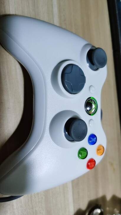 朋友店铺搬迁，处理游戏手柄，全新xbox3...