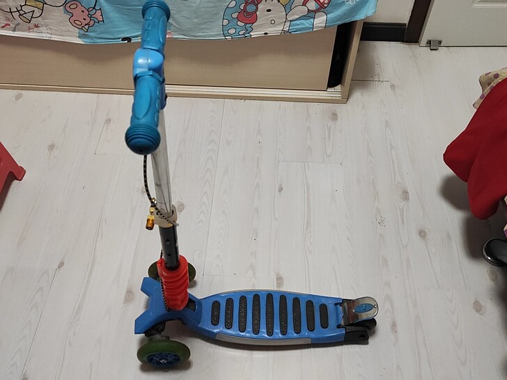 儿童滑板车，可坐可拆，无任何问题，高度可调...
