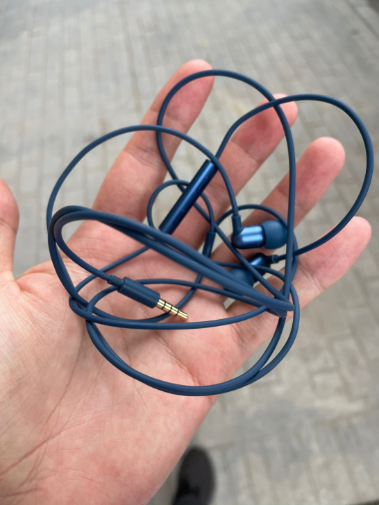 网易云氧气耳机，蓝色，本人耳朵戴不上，用的...