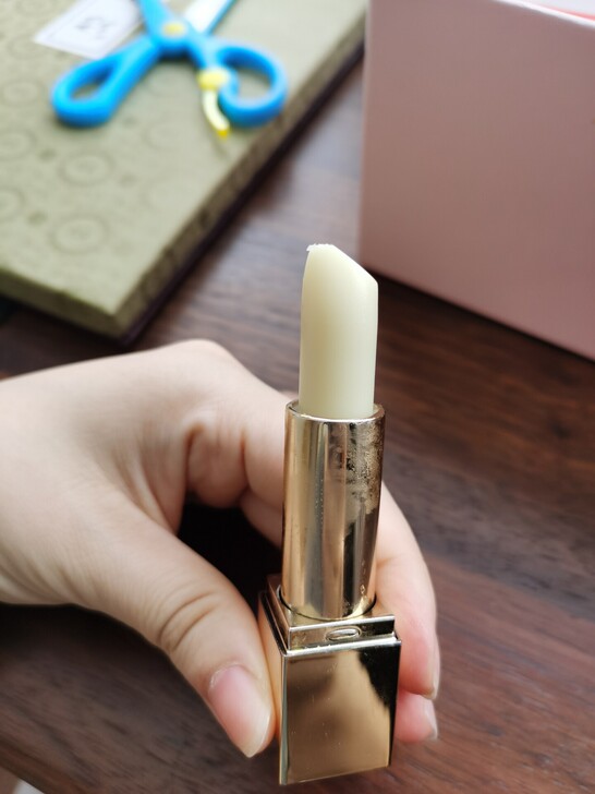 雅诗兰黛润唇膏。3.8g。全新没有用。尖角...