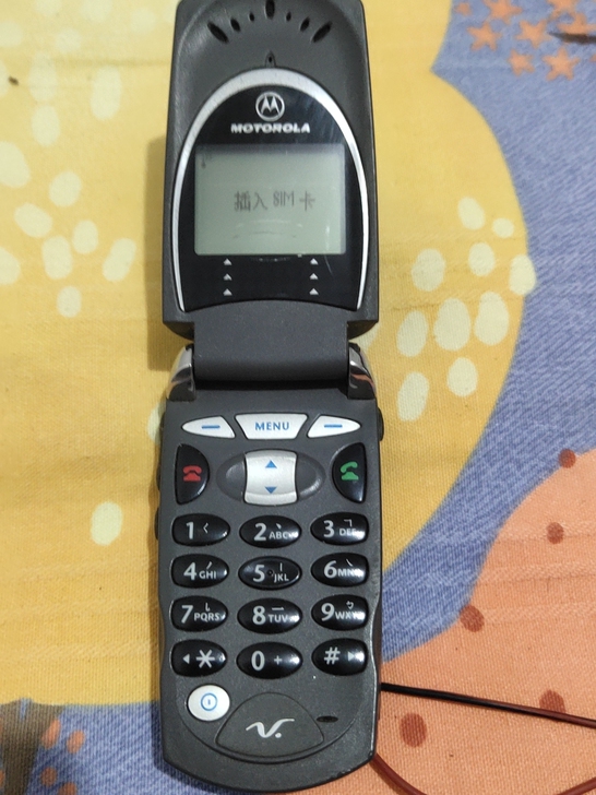 摩托罗拉V60+手机功能正常九成新里屏有一...
