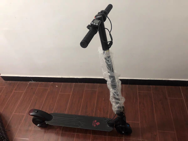 滑板车碳纤维女小型便携代步车超轻折叠电动滑...