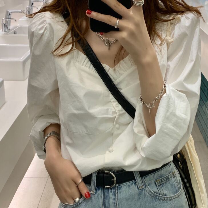 2020秋季新款韩版洋气压褶露锁骨方领衬衣...