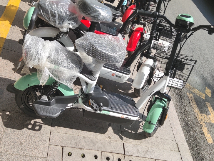 店铺改行做其他，还有图片上全新两辆雅迪电动...