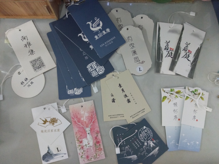 许多汉服店铺的吊牌