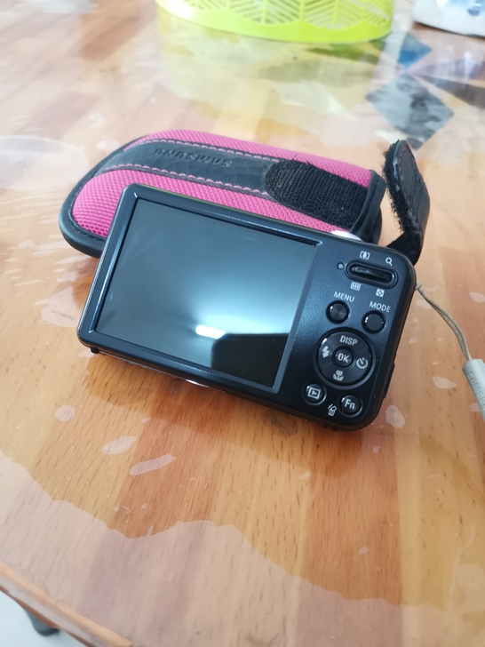 买了好些年的三星数码相机，好少用，就是白天...
