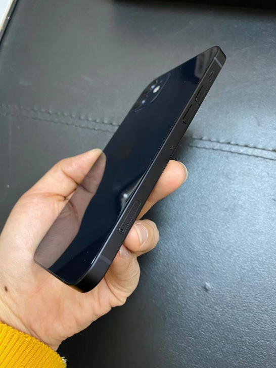 苹果12黑色128G内存,买后都带有手机壳...