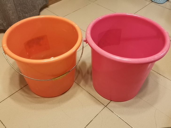 两个塑料家用水桶，质量很好，搬家发现几乎不...