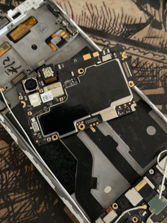 OPPOr9主板，主板链接尾插排线扣掉了，...