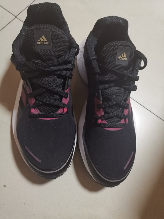 阿迪达斯9.5成新40码，正品！便宜出了！