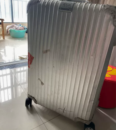 日默瓦行李箱8成新、贴的东西可以清洁掉好像...