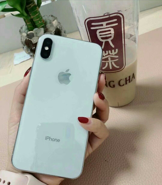 女生自用的苹果iPhone x白色256g...