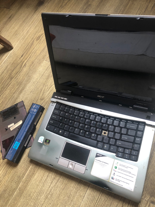 宏基电脑，主机正常启动，屏幕启动后不亮电源...