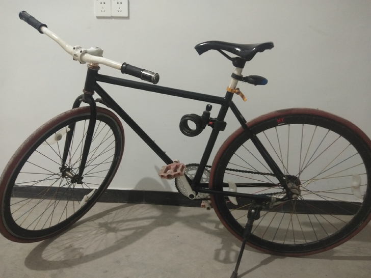 两辆死飞自己都换过全新的零件，因上大学没骑...