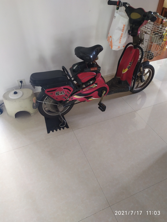 爱玛电动车48伏，有牌照，能过户。奉贤自提。