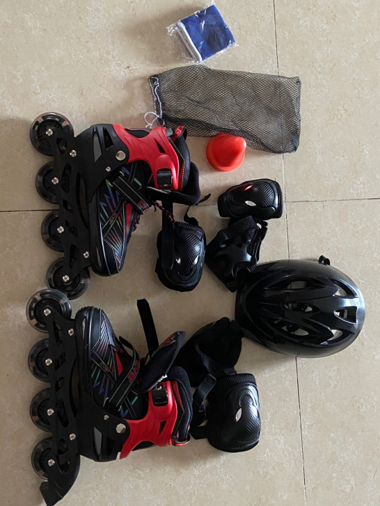 闲置在家里的一双溜冰鞋，基本全新。