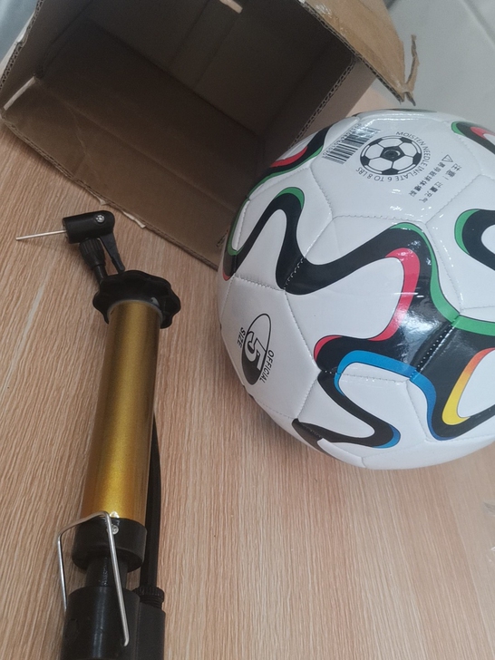 足球全新的，配件齐全。在足球店100买的一...