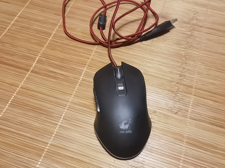 吃鸡王座里的鼠标，放在电脑上用了一年！