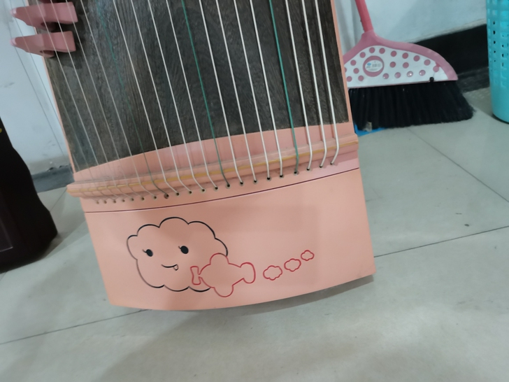 闲置一台古筝，几乎全新，粉粉嫩嫩很可爱。