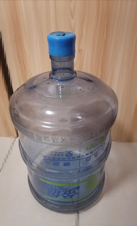 闲置的矿泉水桶，八成新2个桶30元，远大附...
