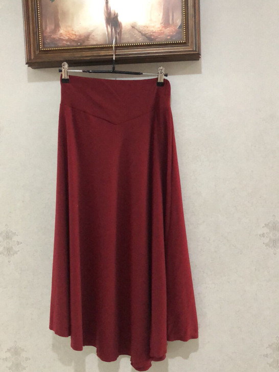 台湾购入半裙，面料舒服，特别垂，没穿几次