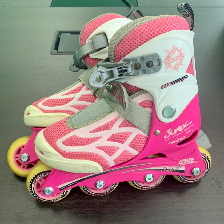 先生和女儿两人一起买的轮滑鞋，现在女儿已经...