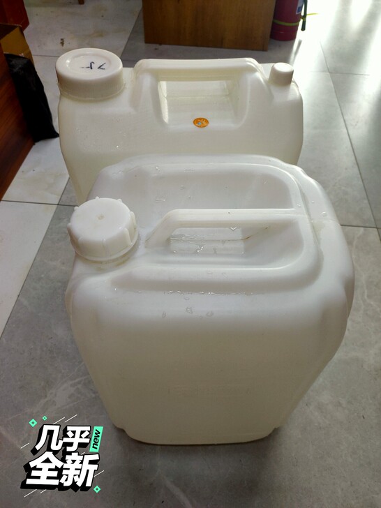 出手两个白色塑料桶。一个容量25kg，一个...
