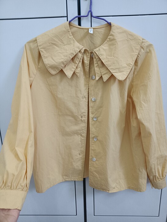 奶黄色娃娃领衬衣，超显白，实物颜色更暖一些...