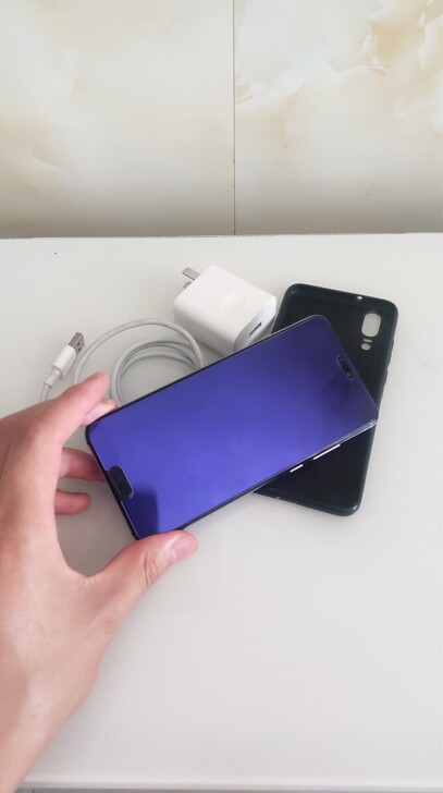 华为p20.6加64g版本，手机如图上所示...