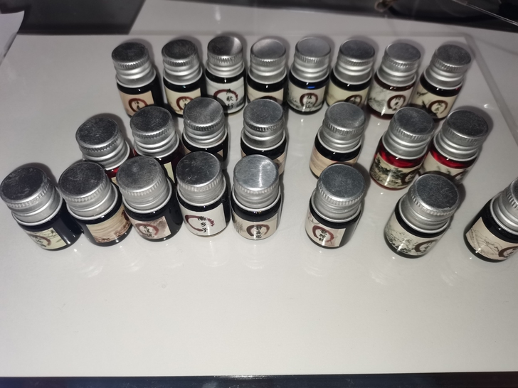 23色彩色墨水，几乎全新，23元出一块一瓶...