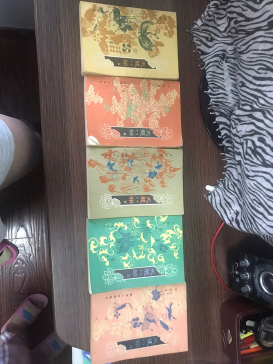 1985年出版的金庸先生的天龙八部,共五册...