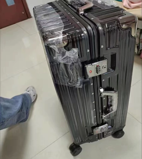 公司搞活动余下袋鼠行李箱，低价出售。20一...