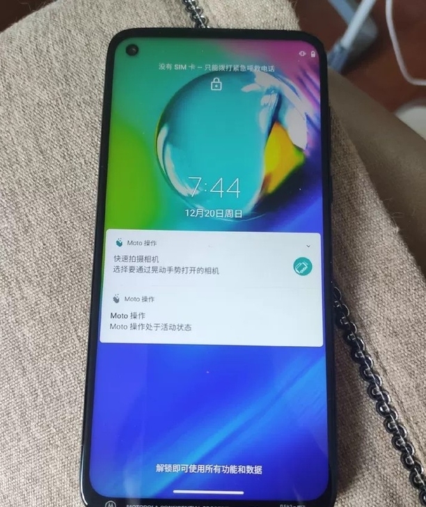 moto g8    4+64