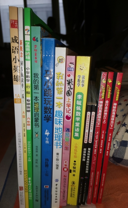 搬家收拾出来一堆书，有三本小虎神探队，两本...