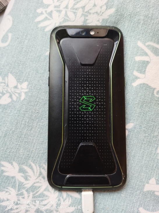 小米黑鲨游戏手机，账号可退，配置8+128...