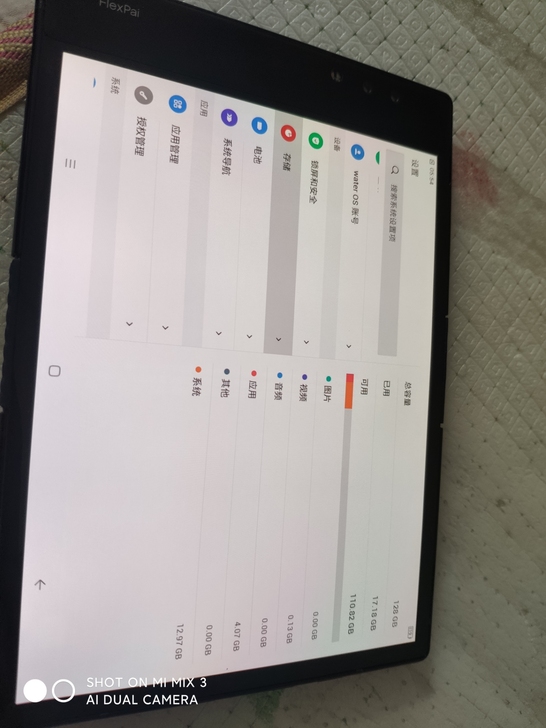 柔宇折叠手机。厂家换的新机器，没有使用痕迹...