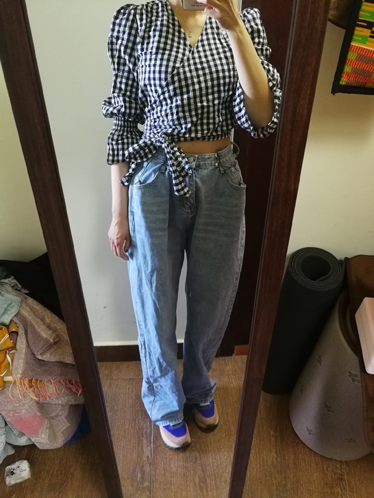 九五新牛仔阔腿裤,穿了一次。腰围二尺,裤长...