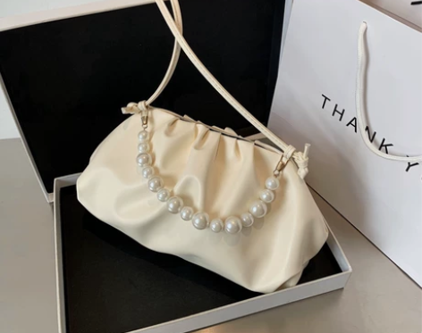 云朵褶皱包包，闲置出 蛮可爱的~ 磁扣式的...