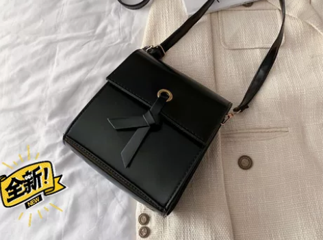 洋气复古小方包 可调节肩带，吸扣式打开方式...